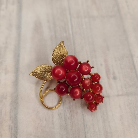 Moonglow Lucite Light Red Grape Bunch Brooch Pin. Vintage Pinup Retro - Picture 5 of 5